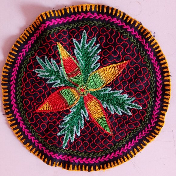 Hand-embroidered rug with multicolored flowers from the Amazon rainforest - Picture 5 of 9